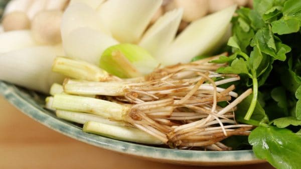The thin roots of seri have a pleasing aroma and some people say without seri roots the dish is not true Kiritanpo Nabe. Avoid adding all the vegetables at once. Add the rest of the ingredients a little at a time, and enjoy the delicious hot pot.