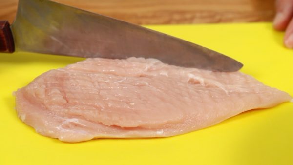 Tapez sur la viande avec le dos du couteau pour l'attendrir. Nous avons utiliser du blanc de poulet moins gras pour rendre le tempura meilleur à la santé, mais les cuisses de poulet sont aussi utilisées dans le Toriten. 
