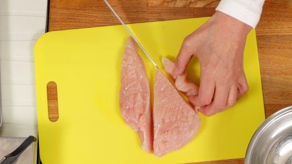 Coupez le poulet en deux dans la longueur. Ensuite, coupez le poulet perpendiculairement aux fibres en environ 10 aiguillettes. 