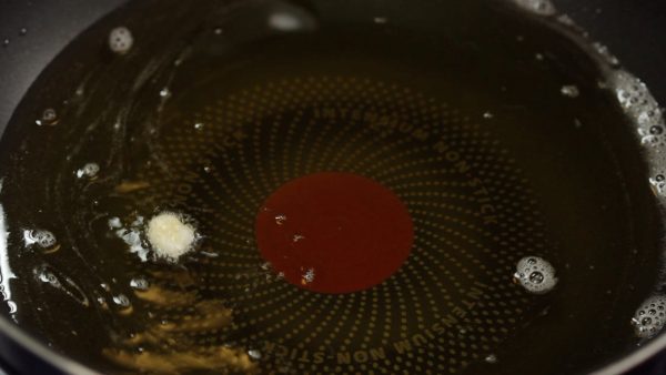 Préparez le Toriten. Plongez une petite goutte de pâte dans l'huile pour vérifier la température. Si la température est bonne, des petites bulles vont apparaître autour la pâte immédiatement.