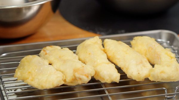 Retirez et égouttez l'huile du Toriten. Cela fait pour 1 personne. Recommencez pour l'autre moitié du poulet, couvrez-le de pâte et faites-le frire de la même façon. 