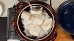 Ensuite, placez le tofu mou sur le daikon. Divisez le tofu en 4 à 5 morceaux mais veillez à ne pas les casser.