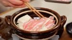バラ肉の薄切りを重ならないように、豆腐の上に広げてのせます。バラ肉の代わりに豚ロースの薄切りも使えます。