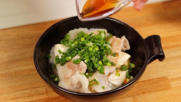 Sprinkle on a generous amount of spring onion leaves. Finally, pour on the ponzu sauce, citrus-based soy sauce and enjoy the delicious Yuki-nabe.