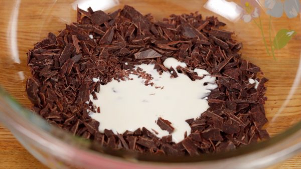 First, add your favorite type of cream to the shredded dark couverture or regular chocolate bar.
