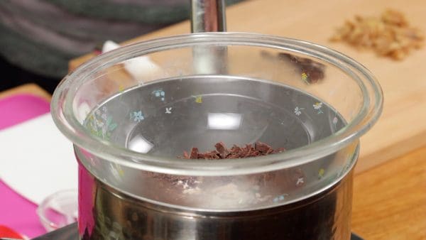 Melt the chocolate using steam. The chocolate will gradually melt in the bowl heated with steam.