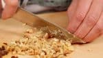 De la même façon, hachez les noix grillées non salées en petits morceaux.
