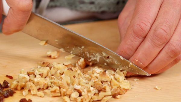 Likewise, chop the unsalted roasted walnuts into fine pieces.