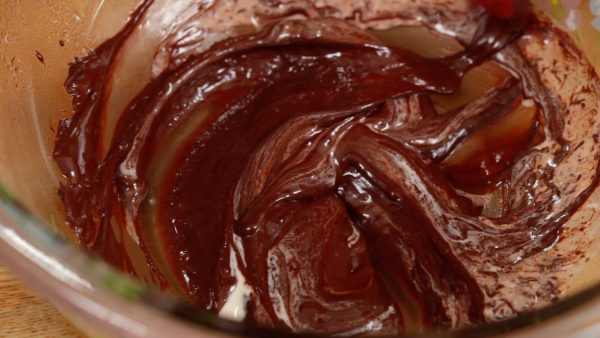 When the chocolate is completely melted, remove the bowl from the steam. Then, gently mix the chocolate.