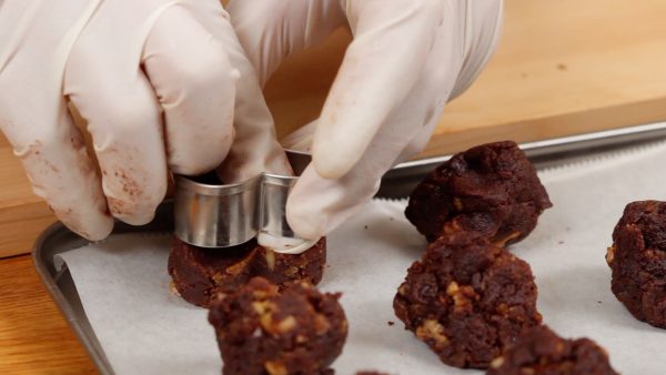 Et maintenant, avec un emporte-pièce pour cookie, formez 3 portions en chocolats en forme de cœur.