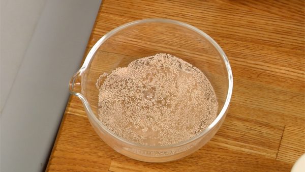 Préparez la pâte à brioche. Dissolvez la levure instantanée dans l'eau tiède et laissez reposer 5 minutes. 