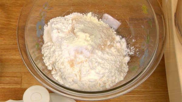 強力粉に砂糖、塩、スキムミルクを加えてへらで混ぜます。