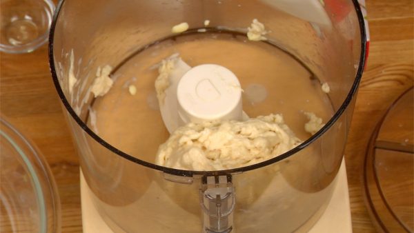 Couvrez et mélangez environ 15 secondes. Rassemblez les petits morceaux de pâte. Enfin, mixez pour 15 secondes de plus. 
