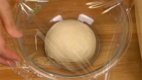 把面团放在一个碗里，用保鲜膜盖住。 让它在温暖的地方发酵约1小时，直到面团变大一倍。