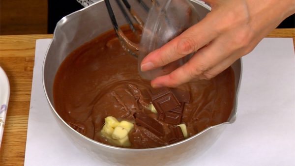 Ketika custardnya masih panas, kasih mentega dan potongan coklat, aduk2 supaya merata.