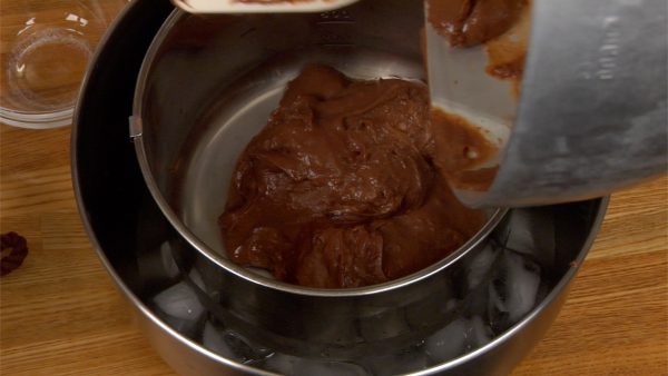 Coloca la crema de chocolate en un bol sobre agua helada (agua con hielo).
