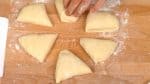 Mesurez le poids total de la pâte. Divisez la pâte en 6 morceaux égaux avec la corne à pâtisserie. Veillez à ce que chaque morceau de pâte ait le même poids grâce à une balance de cuisine.
