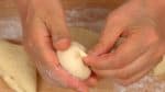 Formez la pâte en boules en pinçant les bords ensemble sur le fond. Frottez le fond sur votre paume et veillez à ce que les bords soient bien attachés ensemble. 