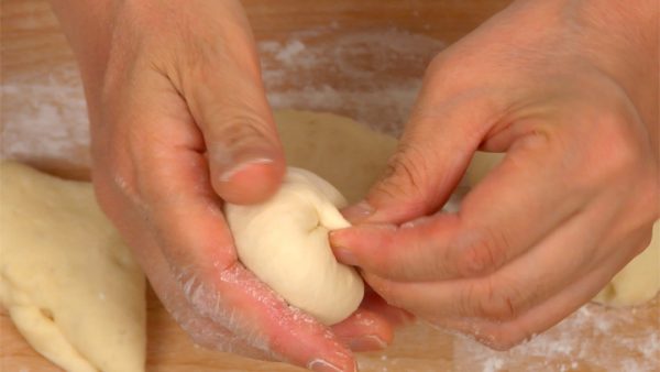 Formez la pâte en boules en pinçant les bords ensemble sur le fond. Frottez le fond sur votre paume et veillez à ce que les bords soient bien attachés ensemble. 