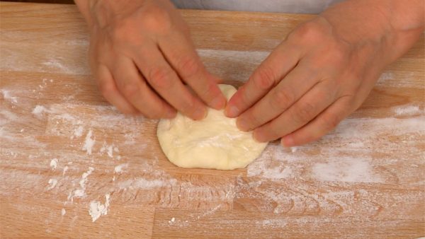 Après avoir laissé reposer la pâte, retournez chaque boule de pâte et aplatissez-la avec vos mains pour retirer le gaz à l'intérieur.