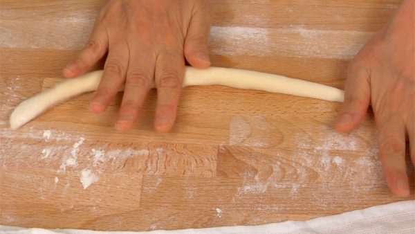 Roulez la pâte jusqu'à ce qu'elle s'allonge à plus de 30~35cm (1~1,1 pied), en rendant un côté plus mince que l'autre.