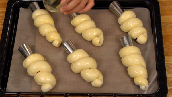 Dengan kuas pastry, olesi lah adonan secara perlahan menggunakan telur yang telah di kocok lepas untuk lapisan.