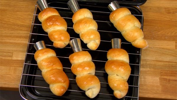 Ketika roti telah jadi. Angkat lah loyang dari oven . Simpan roti di tatakan dan biarkan roti mendingin selama 2- 3 menit.