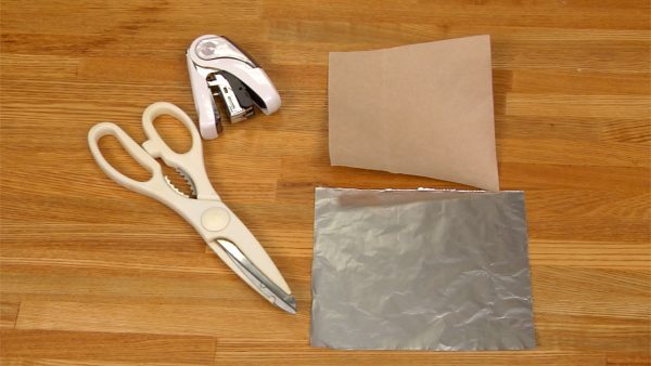 Si vous n'avez pas de moules à cornets, vous pouvez les fabriquer avec du papier kraft et du papier aluminium.