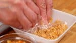 Ensuite, écrasez grossièrement les pétales de maïs en petits morceaux. Vous pouvez utiliser du granola à la place.
