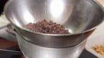 製菓用のスイートチョコレートを湯煎にかけます。鍋は沸騰寸前まで温め 極弱火の状態を保ちます。