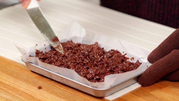Finally, with the tip of a knife, even out the surface. Store the chocolate in the fridge for about 2 hours.