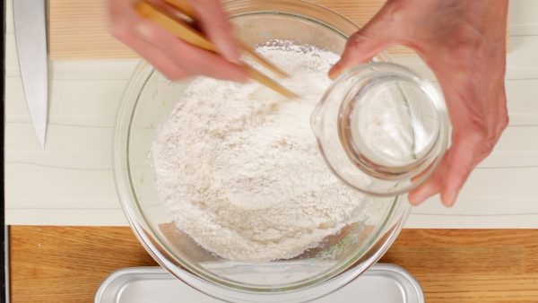 First, let’s make the dango. Add a pinch of salt to the all purpose flour and mix it with chopsticks. Add the water a little at a time and mix in the four. If you’re out of all purpose flour, you can combine cake flour with an equal amount of bread flour in this recipe.