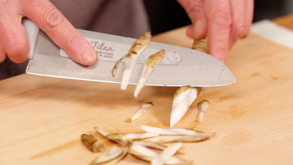 Then, shave the root with a knife while gradually rotating it. This cutting method, known as Sasagaki will help to make the firm root easier to eat.