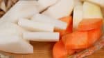 De la même manière, coupez le radis daikon et la carotte en tranches de 7 millimètres.