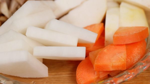 Likewise, slice the daikon radish and carrot into 7 millimeter slices.