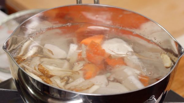Now, let’s parboil the ingredients. Add the burdock root, taro, daikon and carrot to a large pot of boiling water. Allow it to boil and cook for about 1 minute.