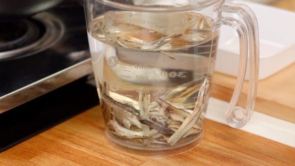 Remove the heads and stomaches beforehand and soak the dried baby sardines in the water for more than 30 minutes.