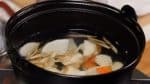 Và bây giờ, chúng tôi sẽ làm dango-jiru. Làm nóng nước dùng dashi niboshi (cá mòi con khô) trong nồi. Và thêm các loại rau có củ đã luộc trước vào.