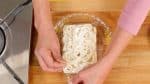 First, let's thaw the frozen udon noodles. Slightly tear the package, making a vent, to keep it from bursting. Place the package on a plate, and microwave at 600 watts for 3 minutes.