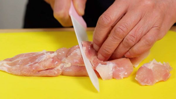 Next, let's prepare the ingredients. Slice the chicken thigh into bite-size pieces using diagonal cuts. Partially freezing the chicken will help make it easier to slice.