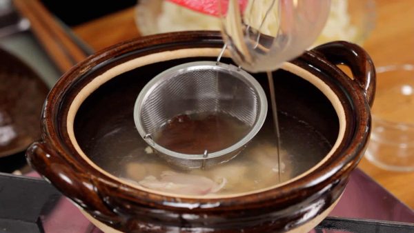To prevent small lumps from remaining in the broth, dissolve the miso in a fine mesh strainer. When the chicken begins to turn white, add the mirin and sugar.