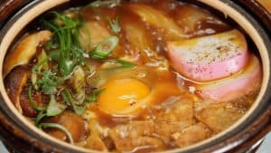 Lire la suite à propos de l’article Recette de Miso Nikomi Udon (nouilles udon mijotées dans du bouillon miso avec du poulet et des légumes)