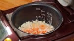 スパチュラで軽く一混ぜします。炊き上がりにムラができるので、お米全体をかき混ぜないようにして下さい。