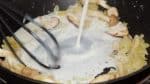 Kghi nấm được phủ đều dầu, thêm sữa lạnh. Bằng phới lòng (ballon whisk), trộn hỗn hợp. Dùng sữa đã làm lạnh sẽ giúp sốt được trộn đều.