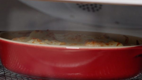 Heat a toaster oven to 200 °C (392 °F). Bake the doria for about 7 to 8 minutes until the surface is browned.