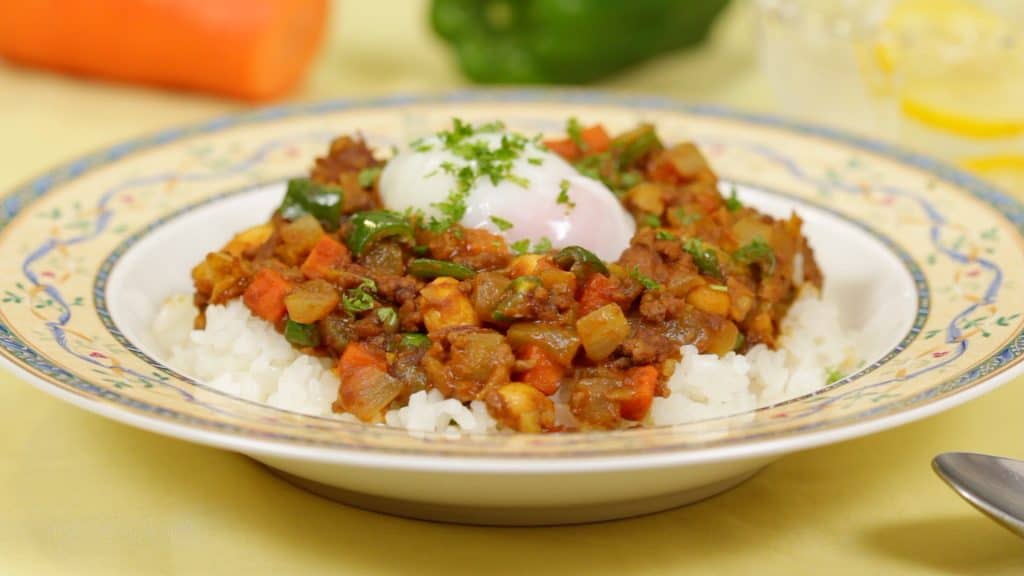 You are currently viewing Recette de curry sec aux haricots avec de la viande hachée et des légumes (curry japonais sans sauce)