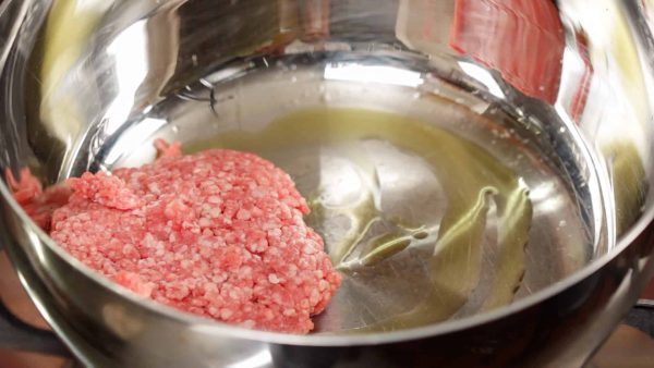 鍋にオリーブオイルを入れて熱します。合い挽き肉を入れます。