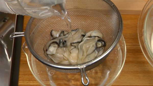 Place the oysters into a mesh strainer and gently rinse under fresh water.