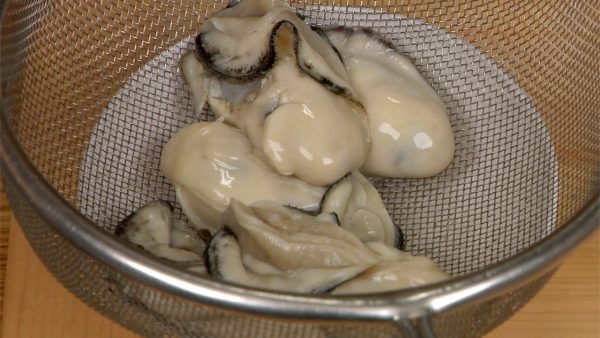 Este proceso prevendrá que las ostras se encojan cuando se recalienten y ayudará a conservar los jugos.