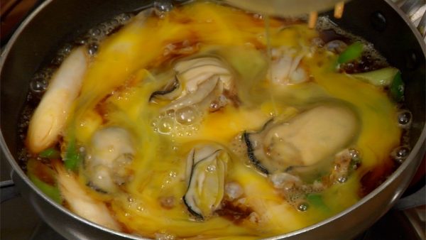 Quand les huîtres sont presque cuites, battez légèrement les œufs et répartissez-les dans la poêle. Attention à ne pas trop battre les œufs sinon vous n'aurez pas la même texture. 